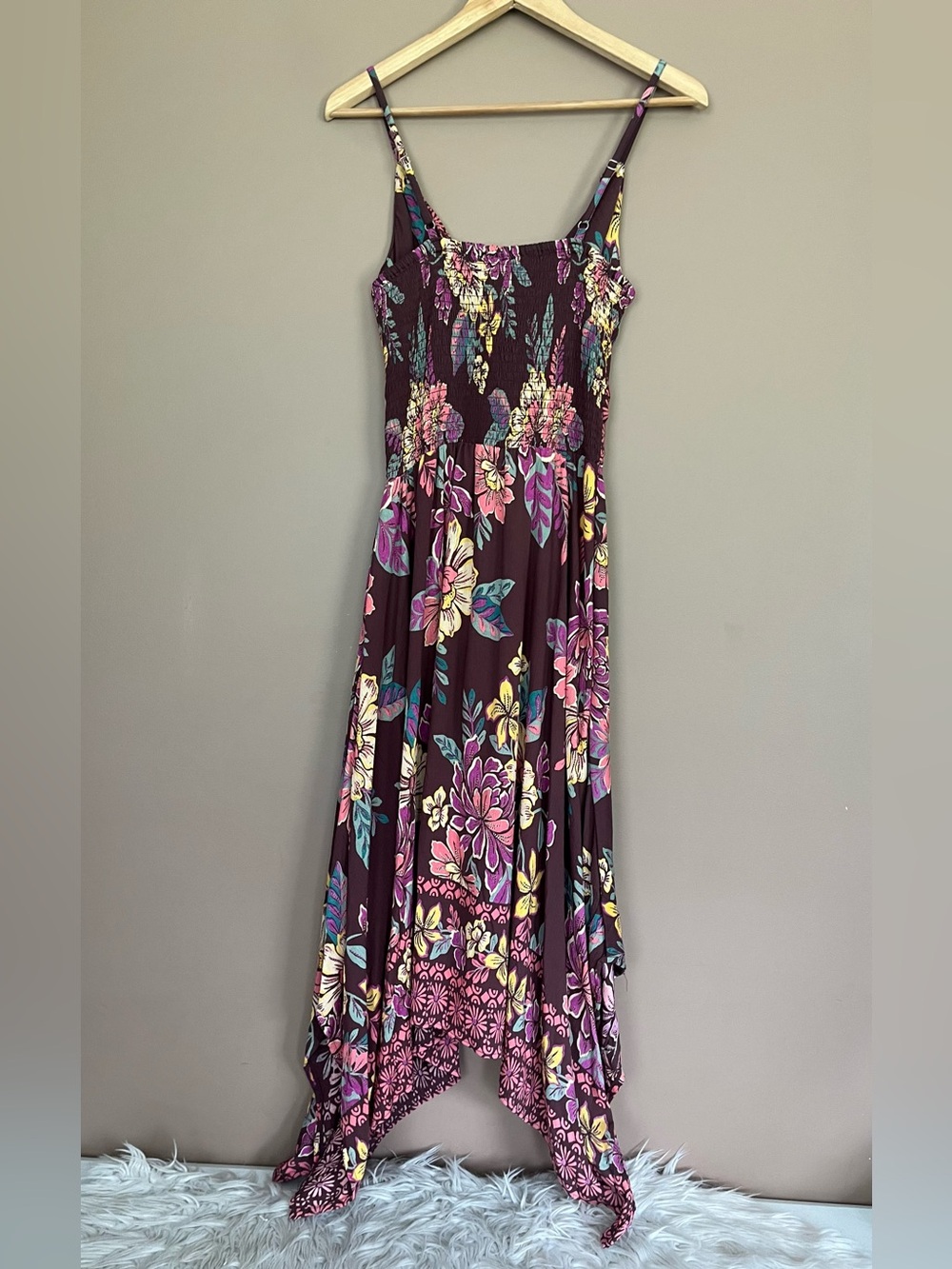 {Angie} Floral Sleeveless Twist-Front Midi Dress with Handkerchief Hem - Large - Picture 5 of 10